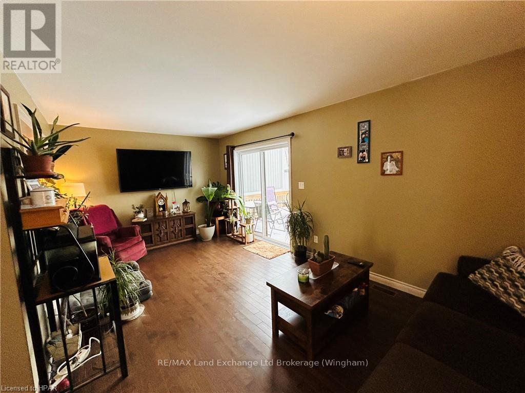 660 Gloria Street, North Huron, Ontario  N0M 1H0 - Photo 3 - X11863971