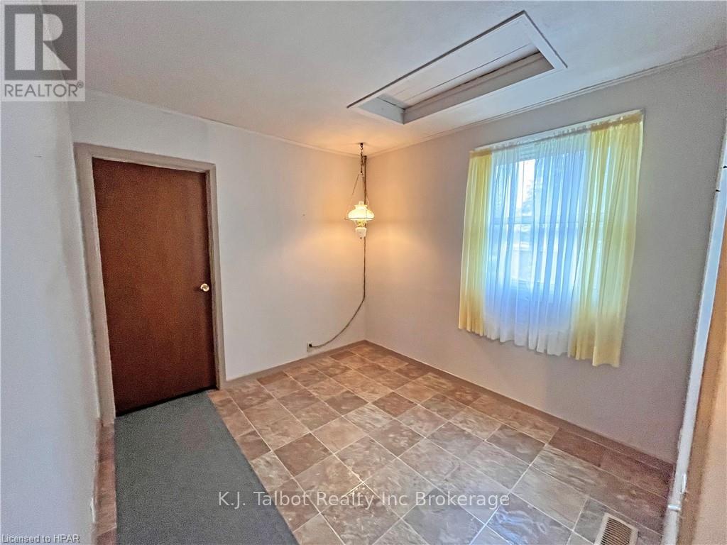 8 Stanley Street, Central Huron, Ontario  N7A 3X8 - Photo 10 - X11880175