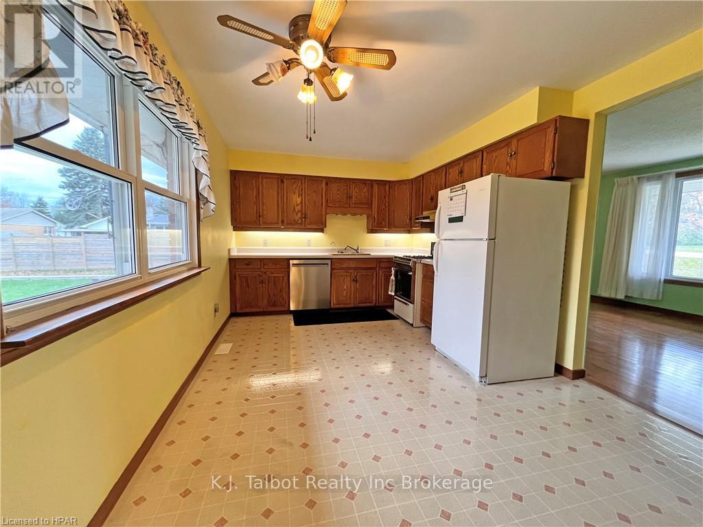 8 Stanley Street, Central Huron, Ontario  N7A 3X8 - Photo 12 - X11880175