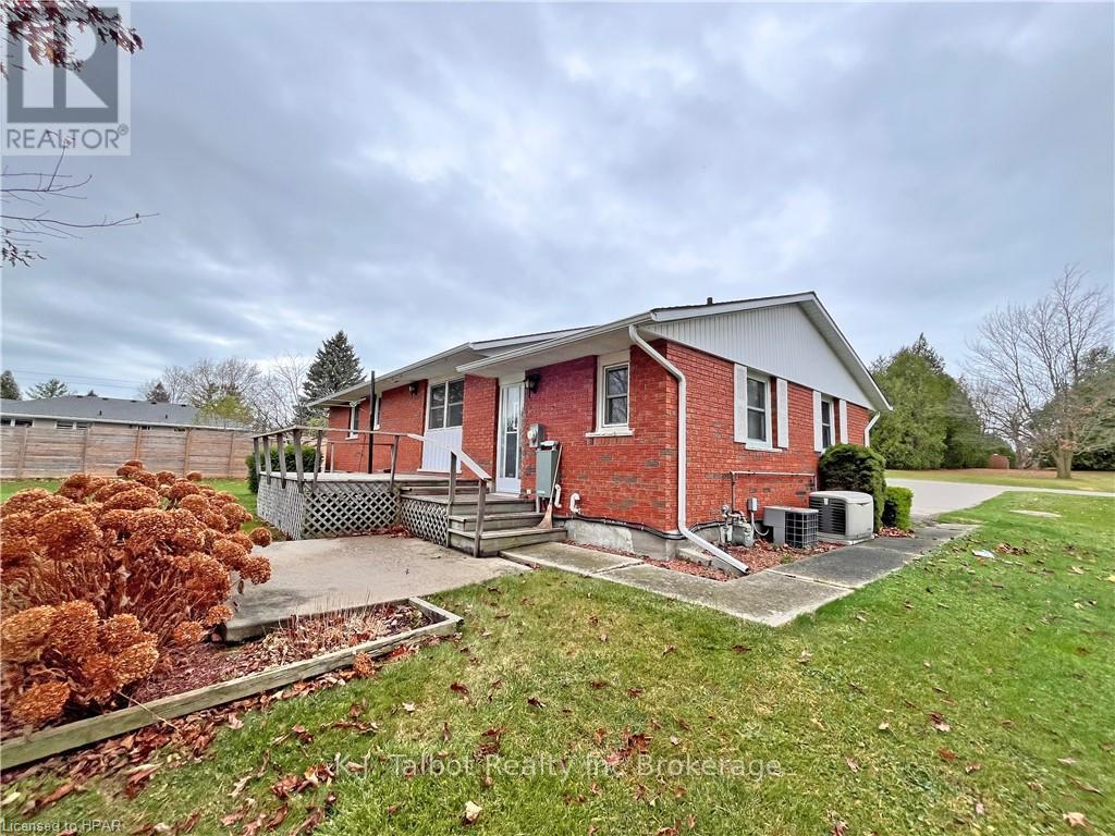 8 Stanley Street, Central Huron, Ontario  N7A 3X8 - Photo 5 - X11880175