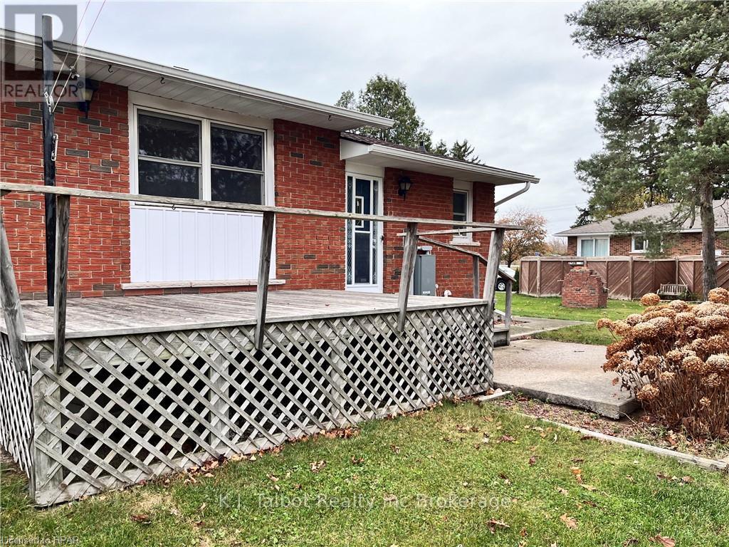 8 Stanley Street, Central Huron, Ontario  N7A 3X8 - Photo 6 - X11880175