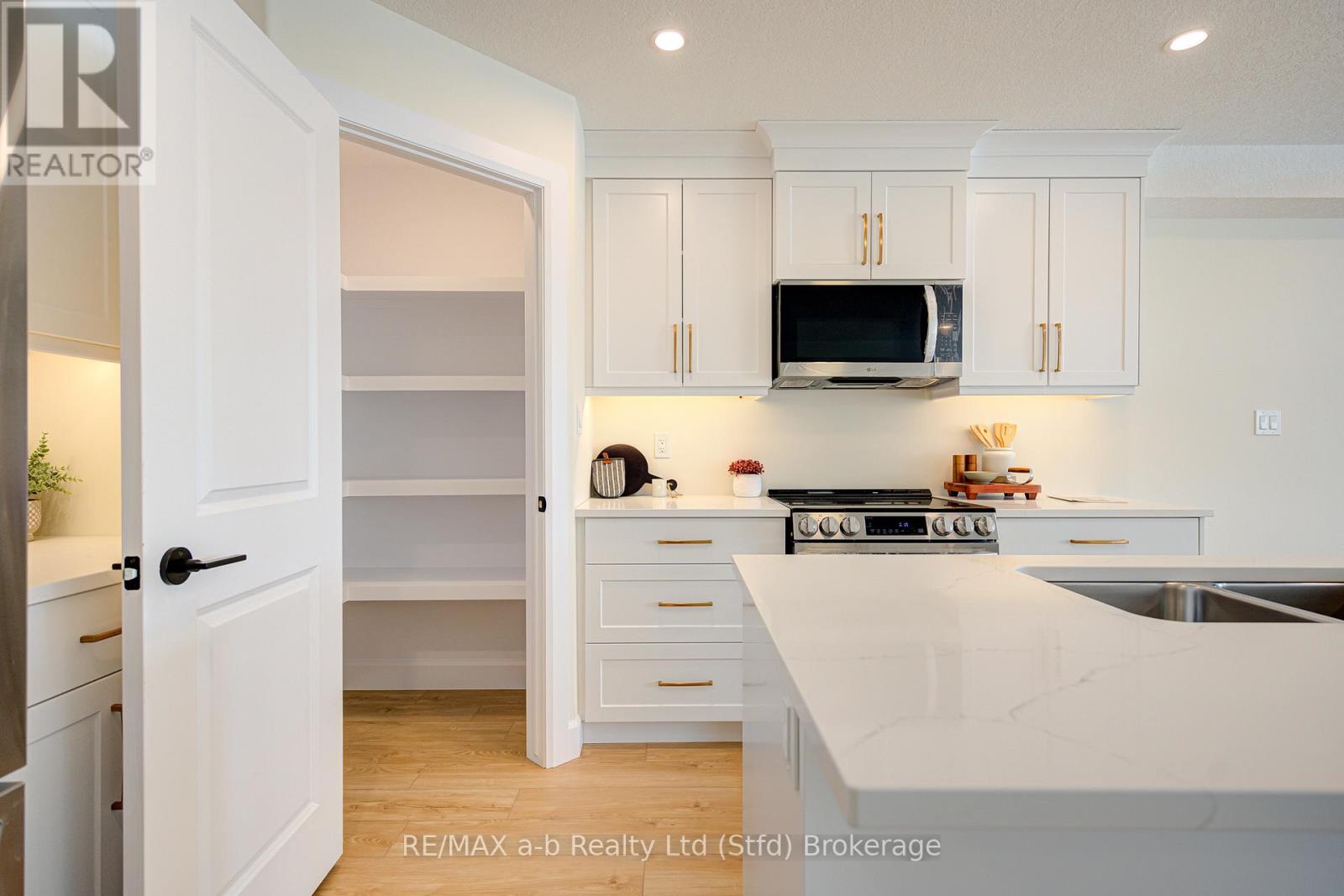 18 Linda Drive, Huron East, Ontario  N0K 1W0 - Photo 12 - X11880252