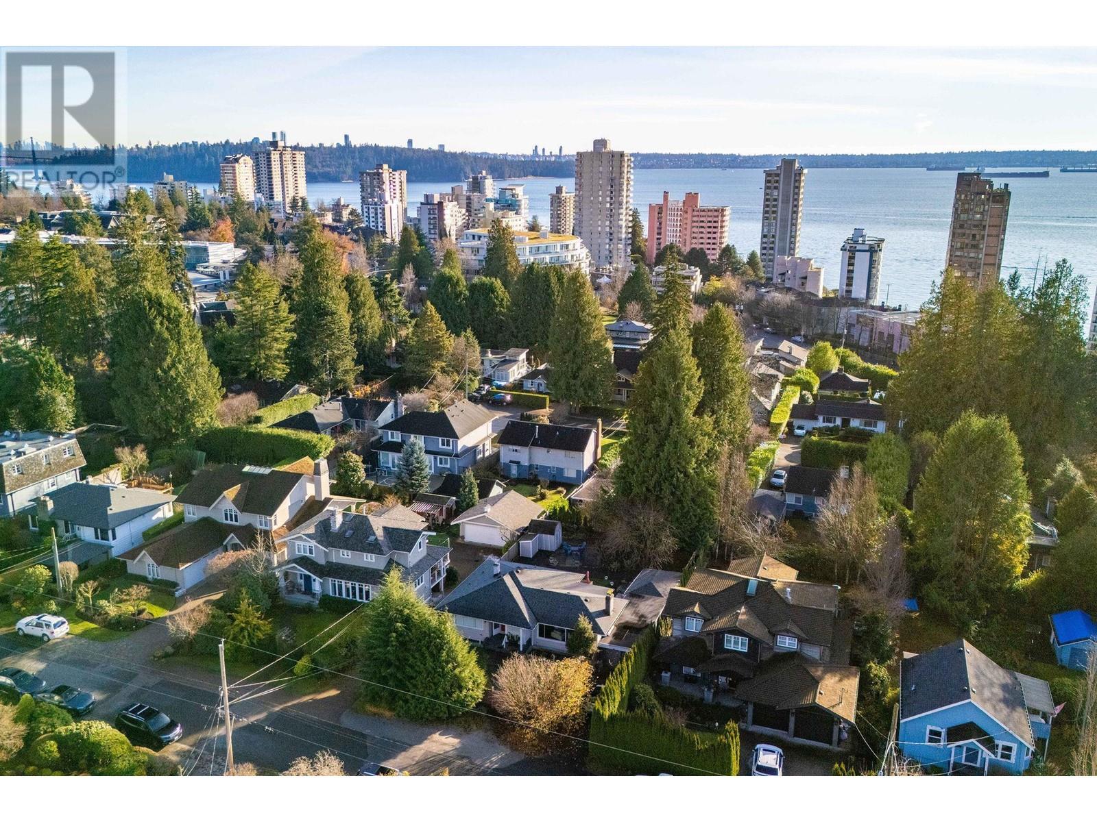 2250 Haywood Avenue, West Vancouver, British Columbia  V7V 1X5 - Photo 34 - R2948705