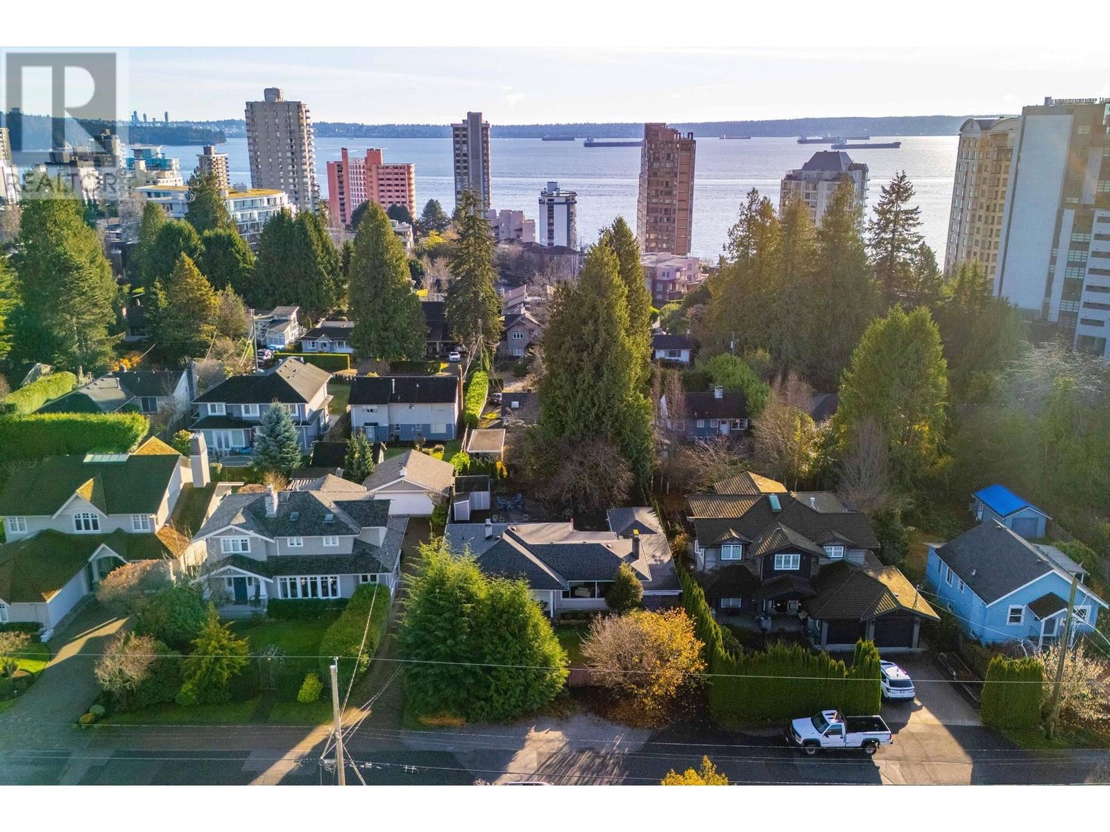 2250 Haywood Avenue, West Vancouver, British Columbia  V7V 1X5 - Photo 36 - R2948705