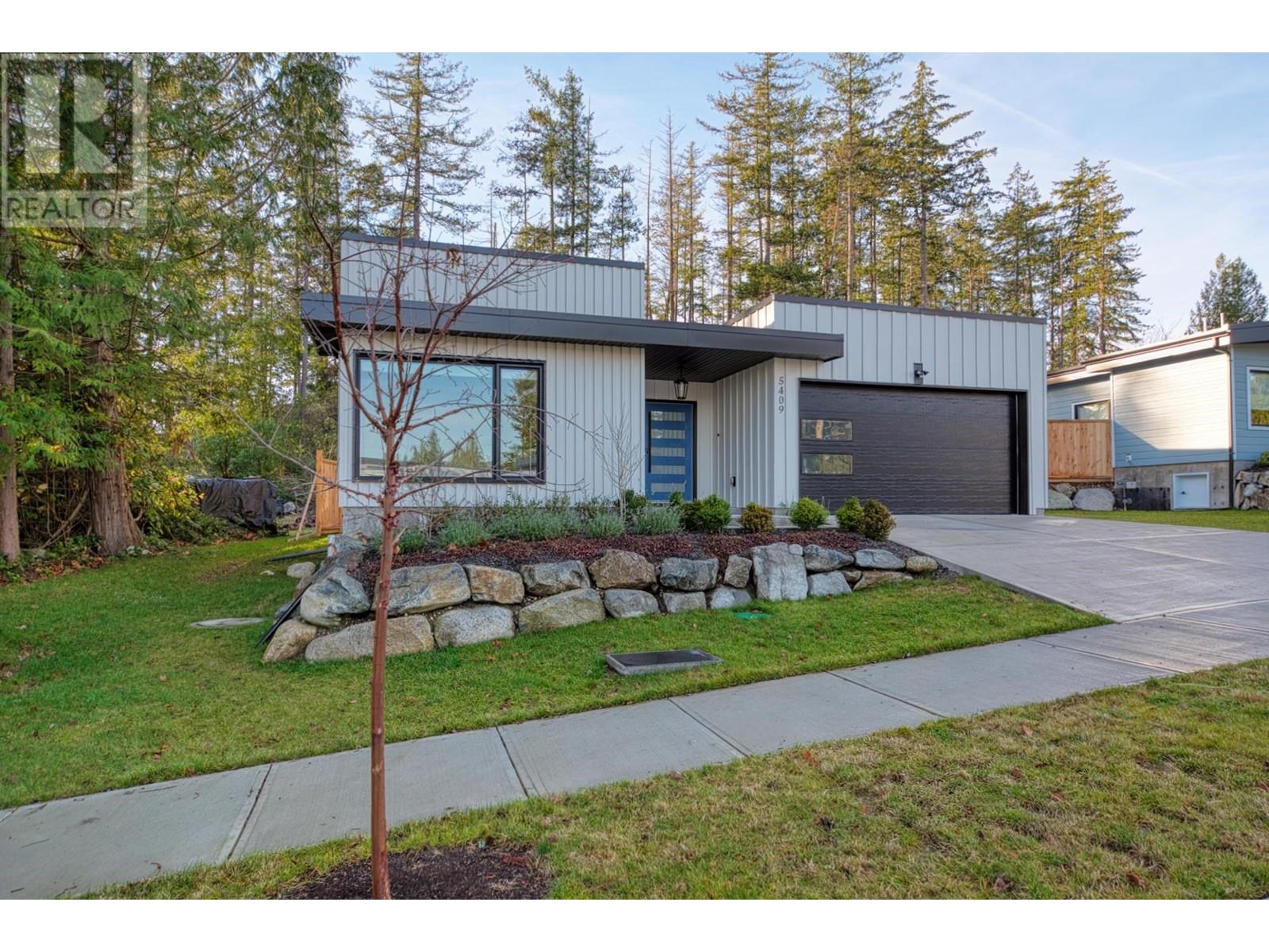 5409 Stellar Way, Sechelt, British Columbia  V7Z 0M1 - Photo 2 - R2884986