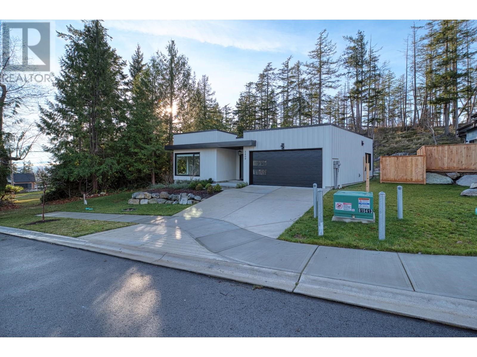 5409 Stellar Way, Sechelt, British Columbia  V7Z 0M1 - Photo 4 - R2884986