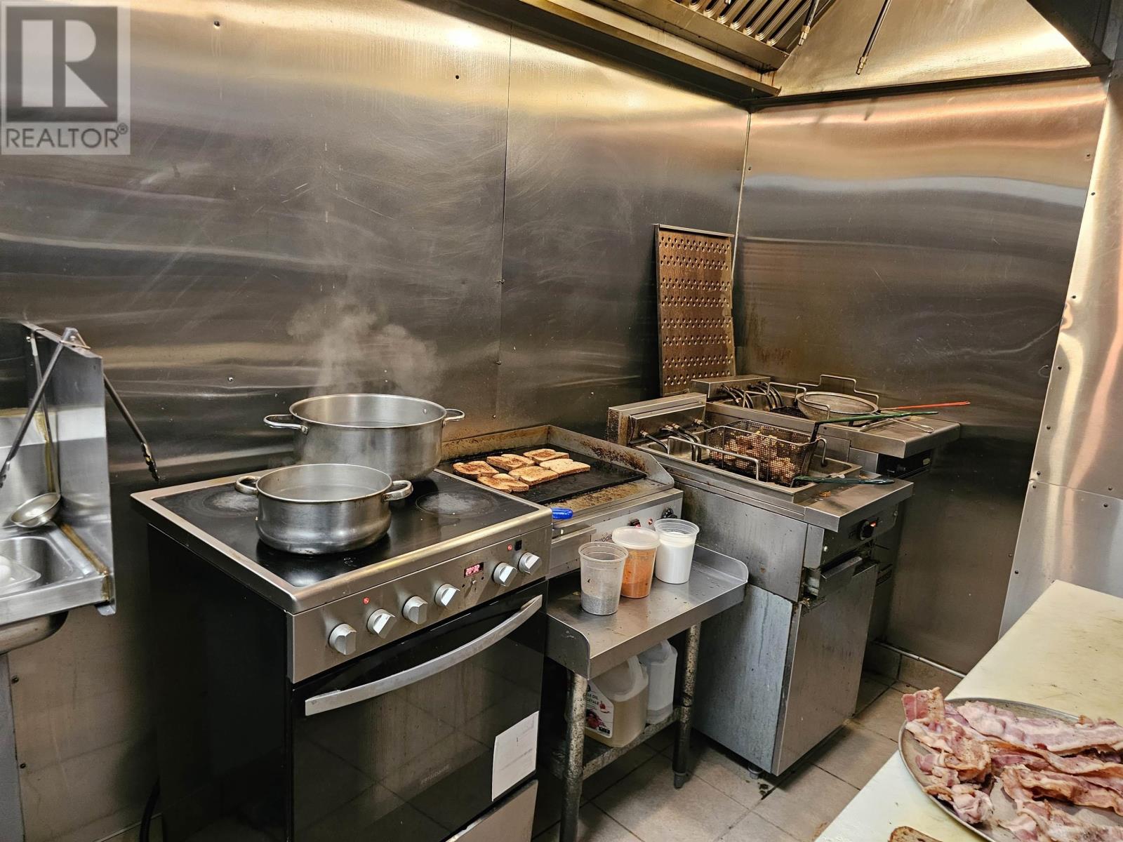 District 5 Bar & Grill, 65 King Street, Dartmouth, Nova Scotia  B2Y 4C2 - Photo 11 - 202427785