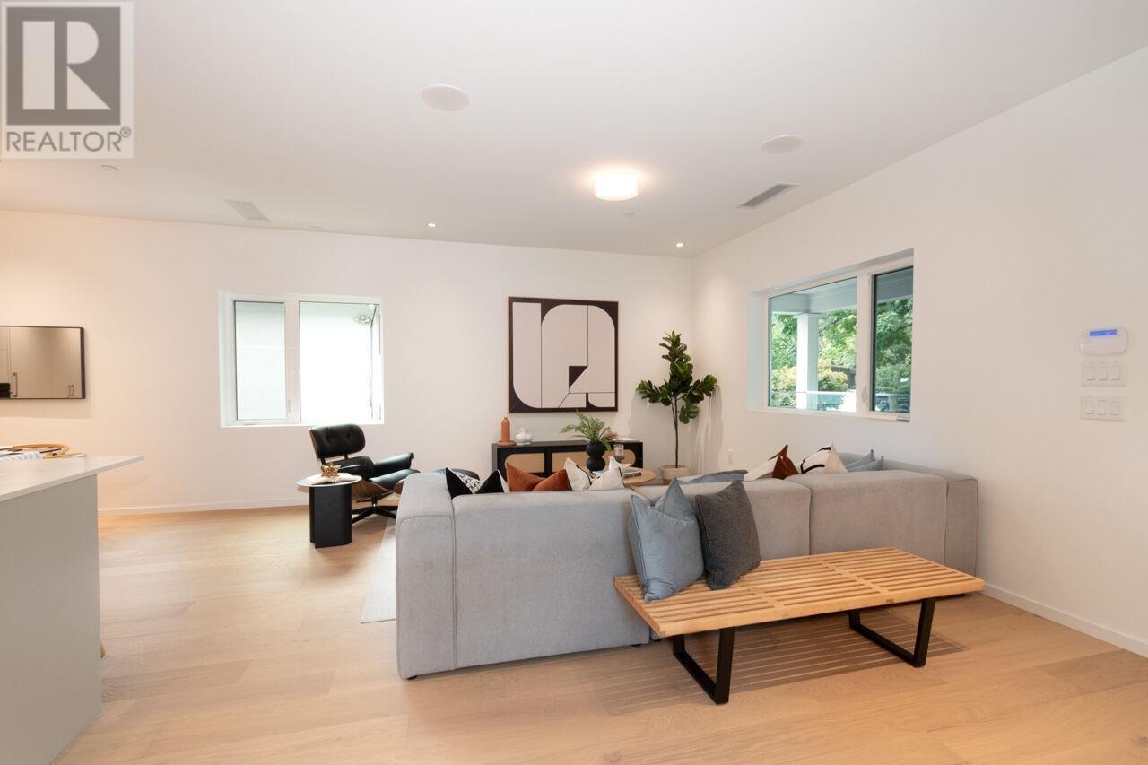 126 E 17th Avenue, Vancouver, British Columbia  V5V 1A4 - Photo 2 - R2948838