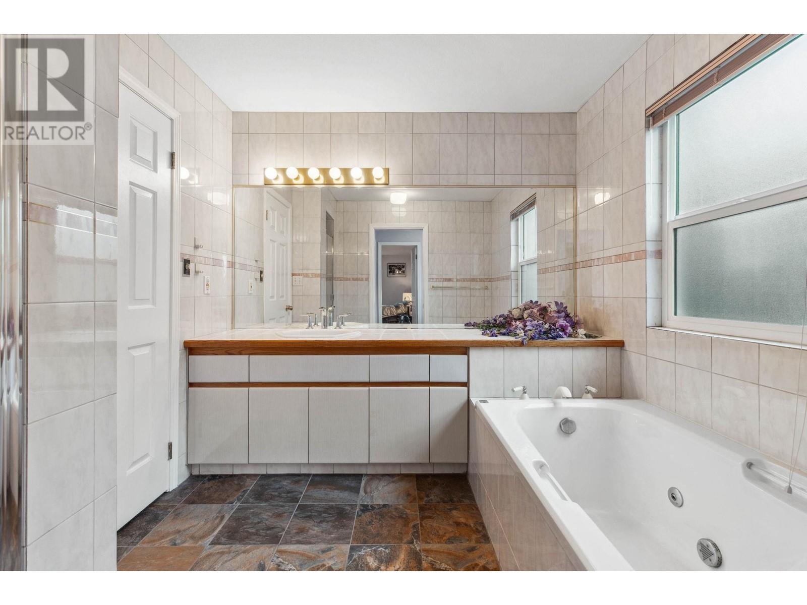 Listing Picture 16 of 30 : 8250 LAKEFIELD DRIVE, Burnaby / 本拿比 - 魯藝地產 Yvonne Lu Group - MLS Medallion Club Member