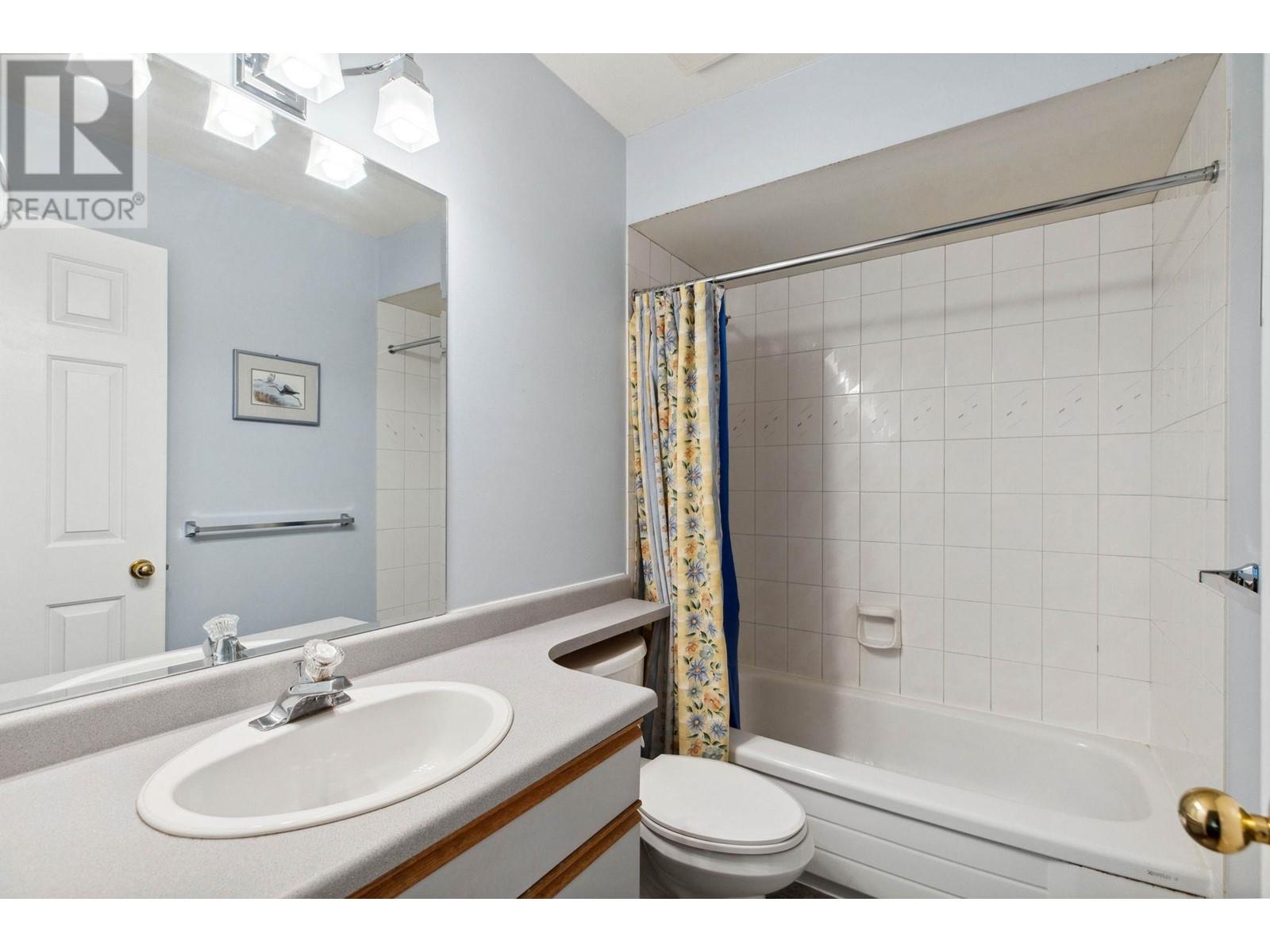 Listing Picture 18 of 30 : 8250 LAKEFIELD DRIVE, Burnaby / 本拿比 - 魯藝地產 Yvonne Lu Group - MLS Medallion Club Member