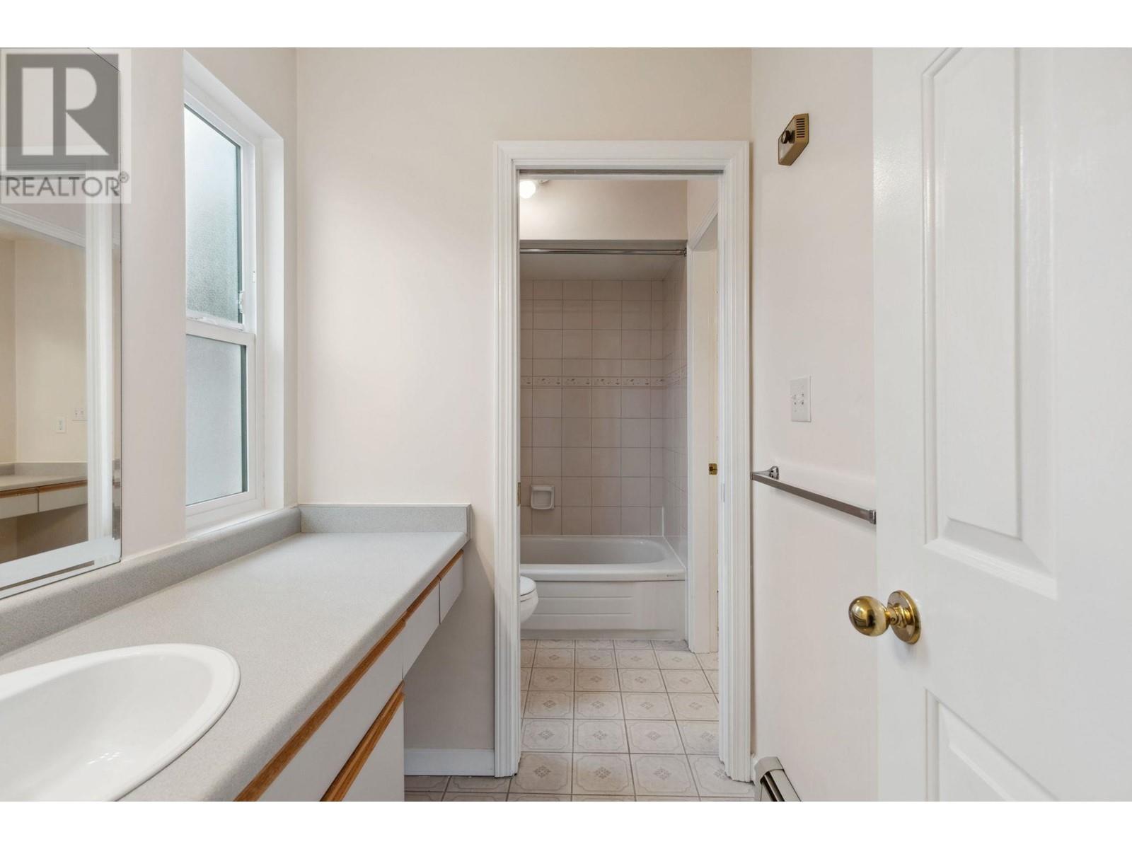 Listing Picture 20 of 30 : 8250 LAKEFIELD DRIVE, Burnaby / 本拿比 - 魯藝地產 Yvonne Lu Group - MLS Medallion Club Member