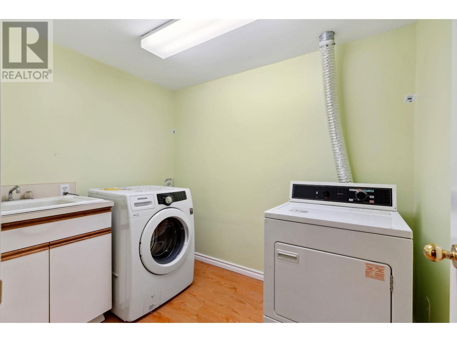 Listing Picture 23 of 30 : 8250 LAKEFIELD DRIVE, Burnaby / 本拿比 - 魯藝地產 Yvonne Lu Group - MLS Medallion Club Member