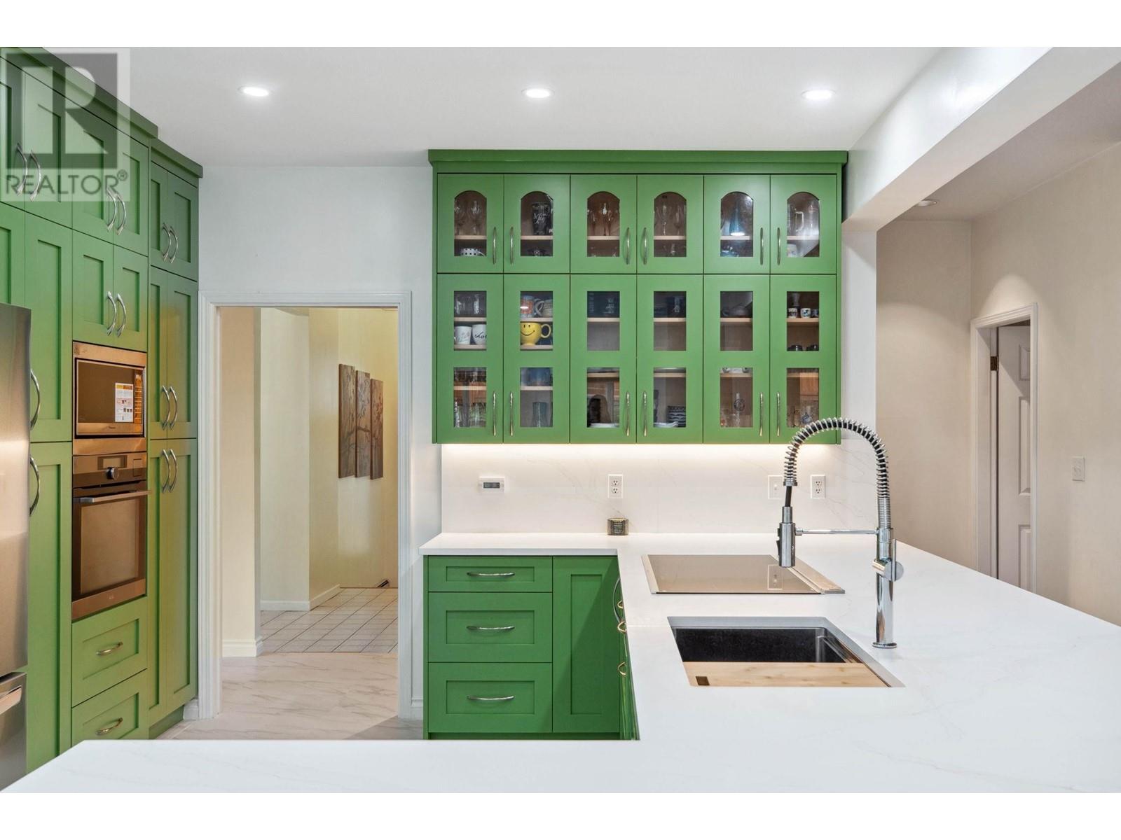 Listing Picture 4 of 30 : 8250 LAKEFIELD DRIVE, Burnaby / 本拿比 - 魯藝地產 Yvonne Lu Group - MLS Medallion Club Member