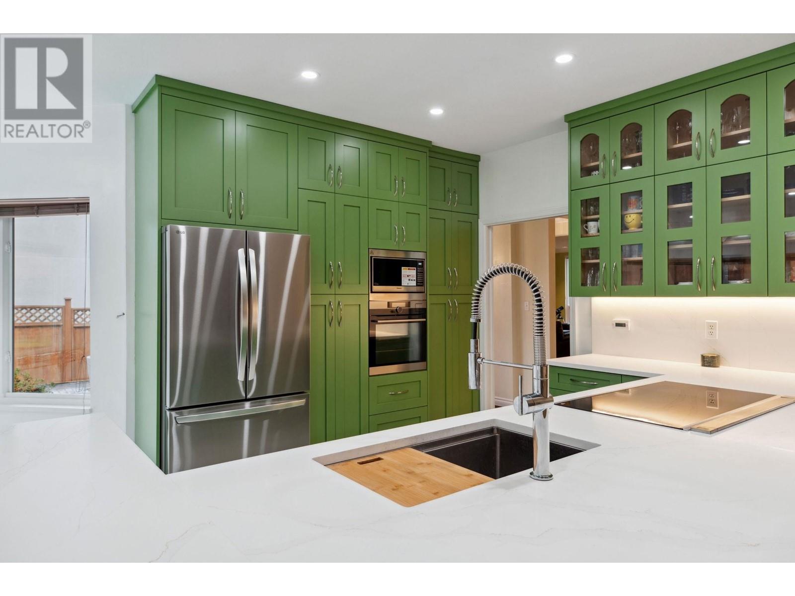 Listing Picture 6 of 30 : 8250 LAKEFIELD DRIVE, Burnaby / 本拿比 - 魯藝地產 Yvonne Lu Group - MLS Medallion Club Member