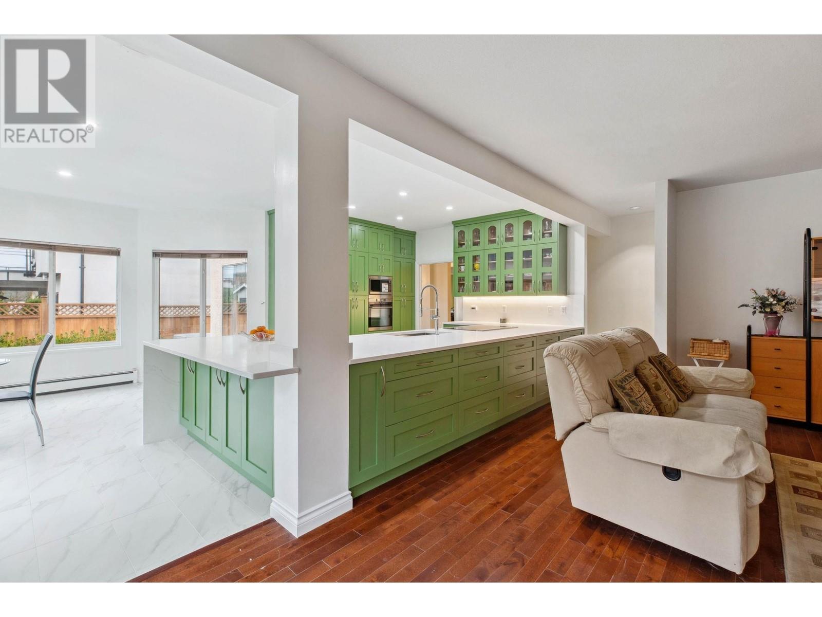 Listing Picture 8 of 30 : 8250 LAKEFIELD DRIVE, Burnaby / 本拿比 - 魯藝地產 Yvonne Lu Group - MLS Medallion Club Member