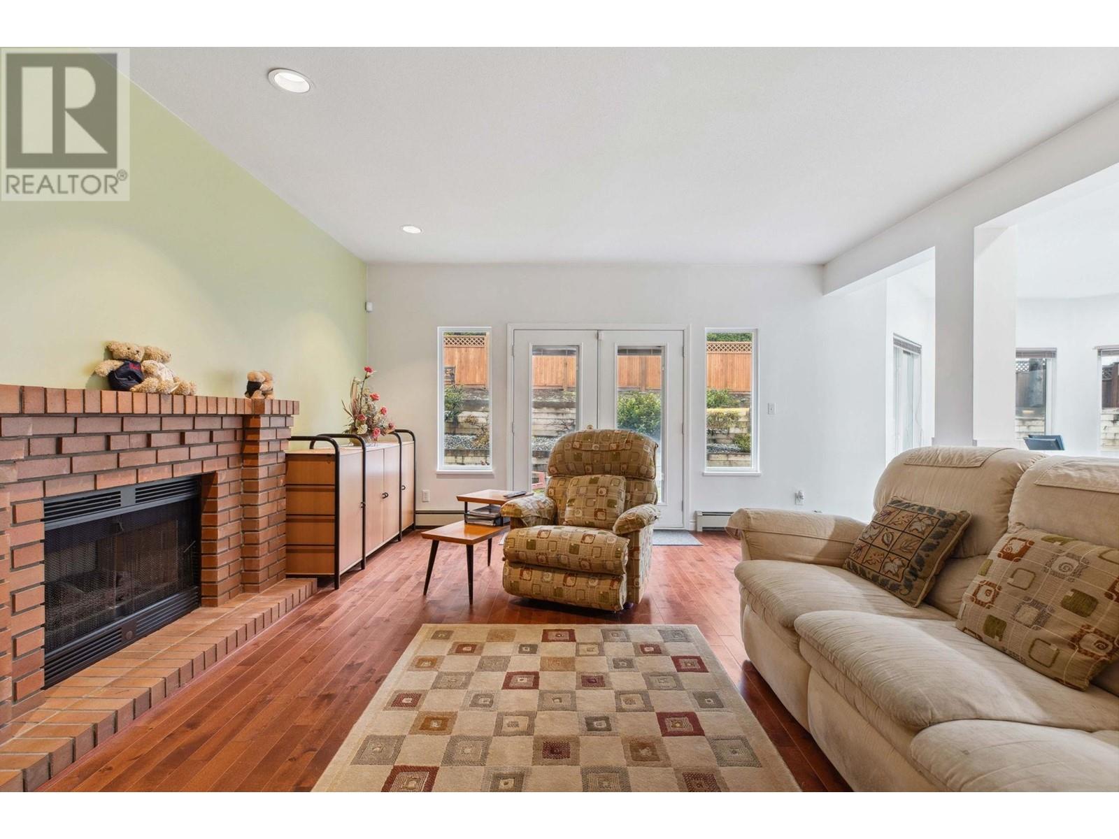 Listing Picture 9 of 30 : 8250 LAKEFIELD DRIVE, Burnaby / 本拿比 - 魯藝地產 Yvonne Lu Group - MLS Medallion Club Member