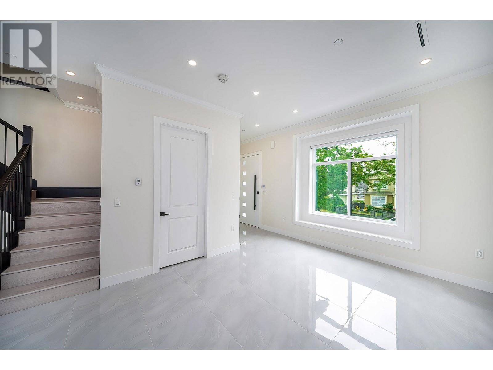 Listing Picture 10 of 24 : 5529 SLOCAN STREET, Vancouver / 溫哥華 - 魯藝地產 Yvonne Lu Group - MLS Medallion Club Member