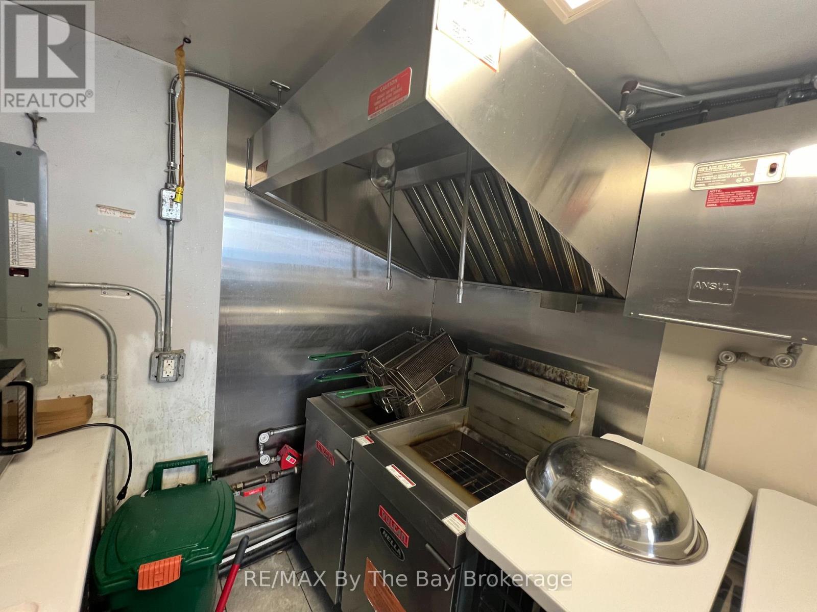 Unit B - 10 Main Street W, Wasaga Beach, Ontario  L9Z 2K3 - Photo 10 - S11882270