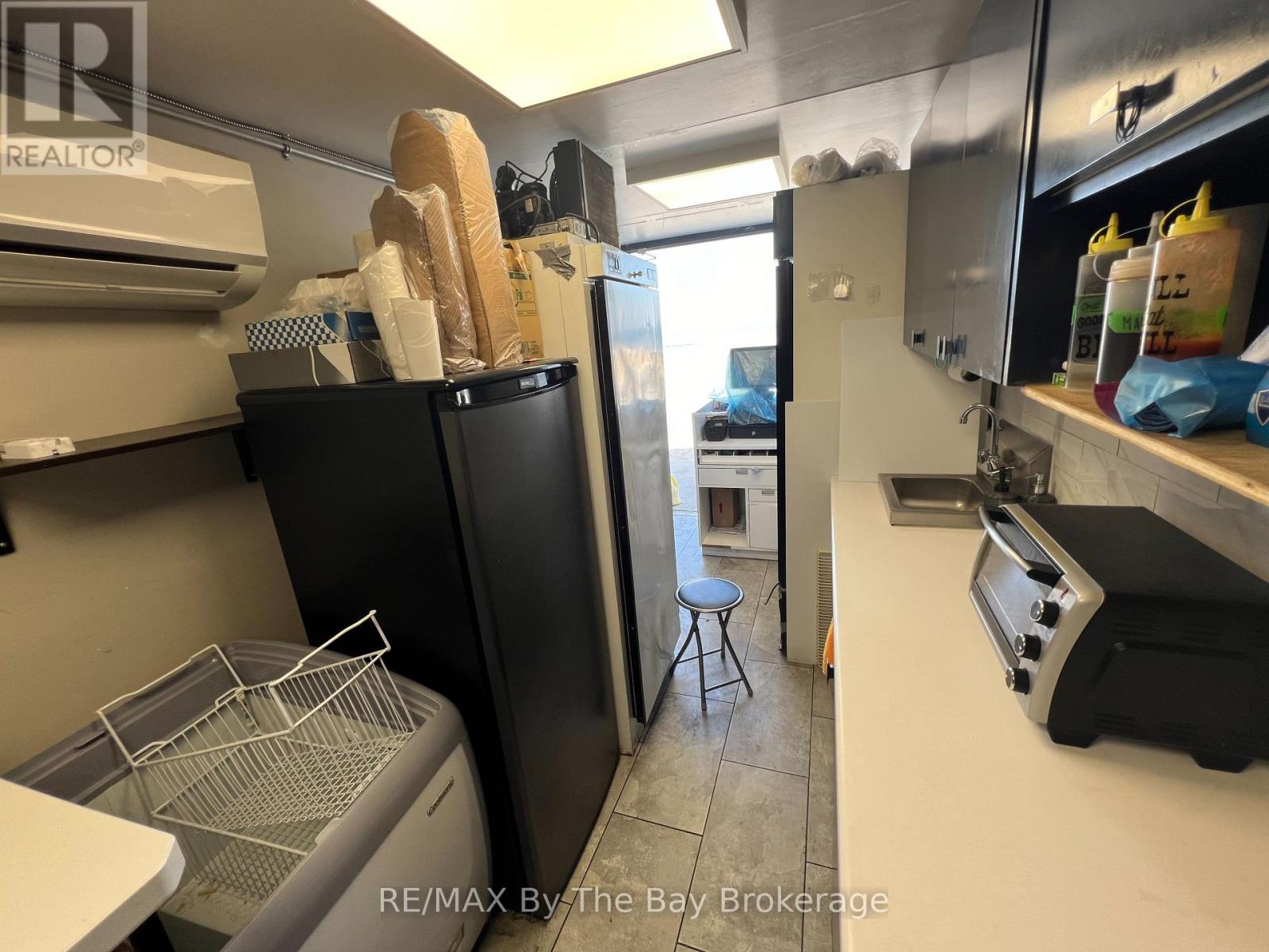 Unit B - 10 Main Street W, Wasaga Beach, Ontario  L9Z 2K3 - Photo 8 - S11882270