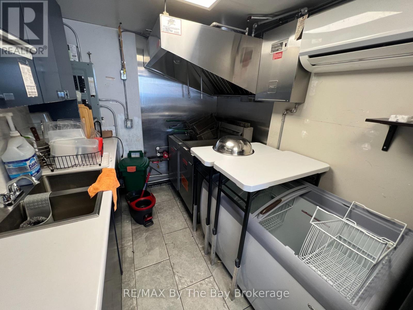 Unit B - 10 Main Street W, Wasaga Beach, Ontario  L9Z 2K3 - Photo 9 - S11882270