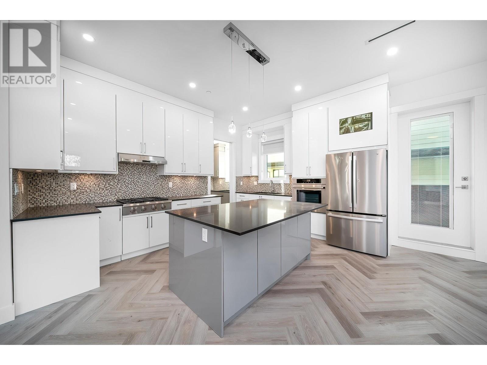 Listing Picture 10 of 37 : 1260 E 54TH AVENUE, Vancouver / 溫哥華 - 魯藝地產 Yvonne Lu Group - MLS Medallion Club Member