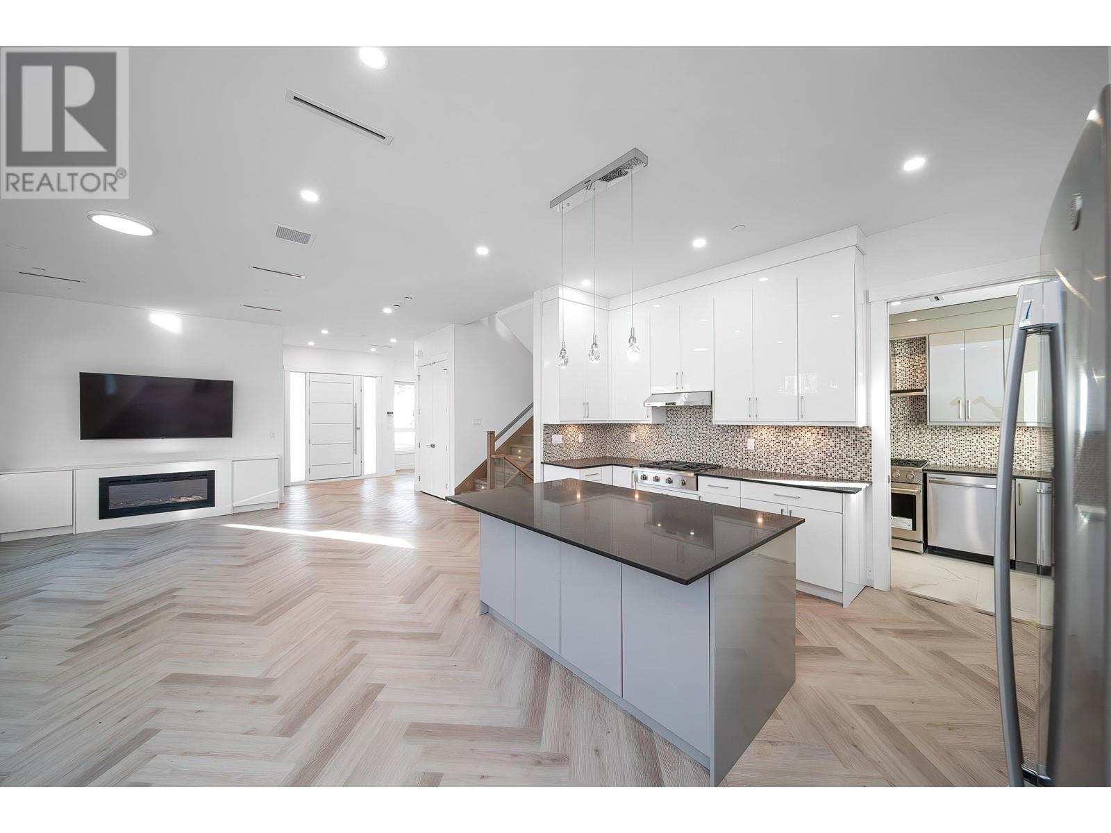 Listing Picture 14 of 37 : 1260 E 54TH AVENUE, Vancouver / 溫哥華 - 魯藝地產 Yvonne Lu Group - MLS Medallion Club Member
