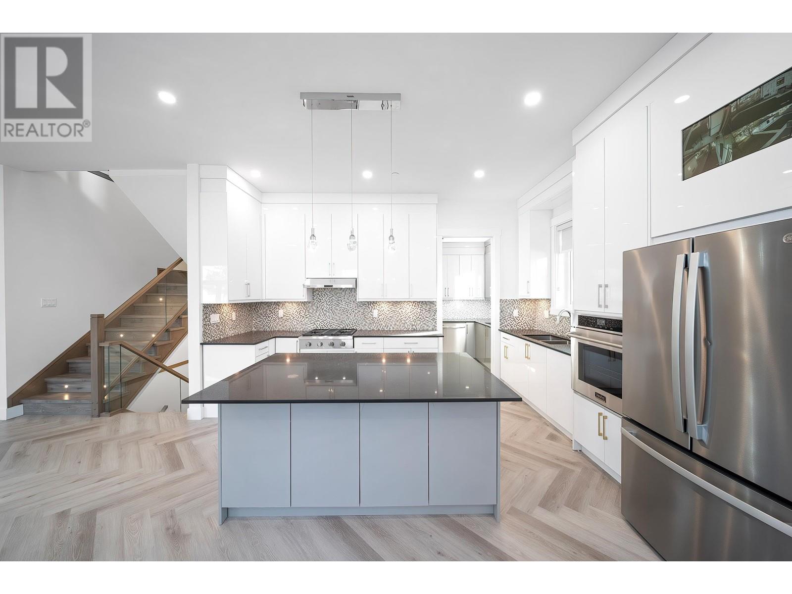 Listing Picture 13 of 37 : 1260 E 54TH AVENUE, Vancouver / 溫哥華 - 魯藝地產 Yvonne Lu Group - MLS Medallion Club Member