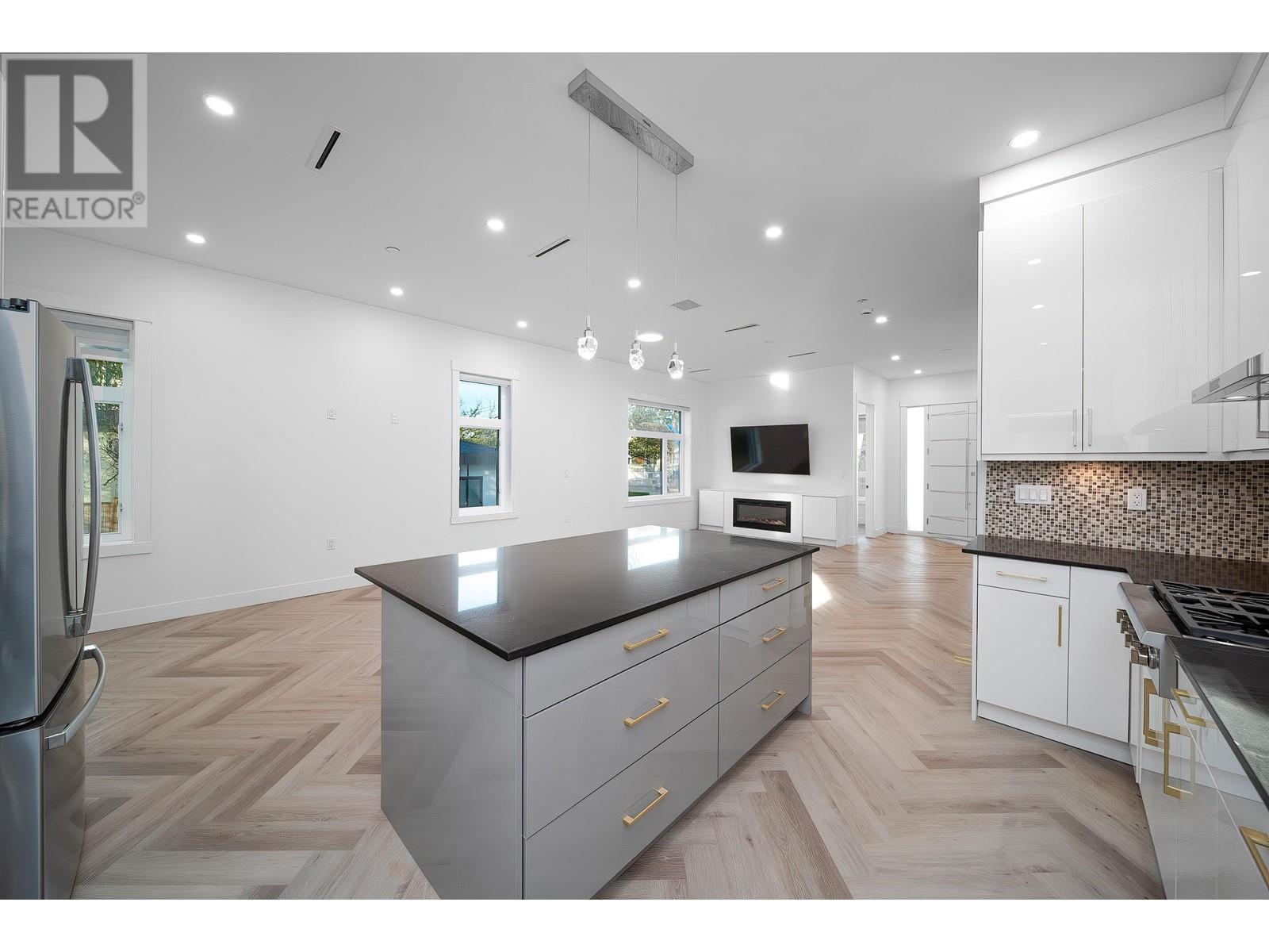 Listing Picture 17 of 37 : 1260 E 54TH AVENUE, Vancouver / 溫哥華 - 魯藝地產 Yvonne Lu Group - MLS Medallion Club Member