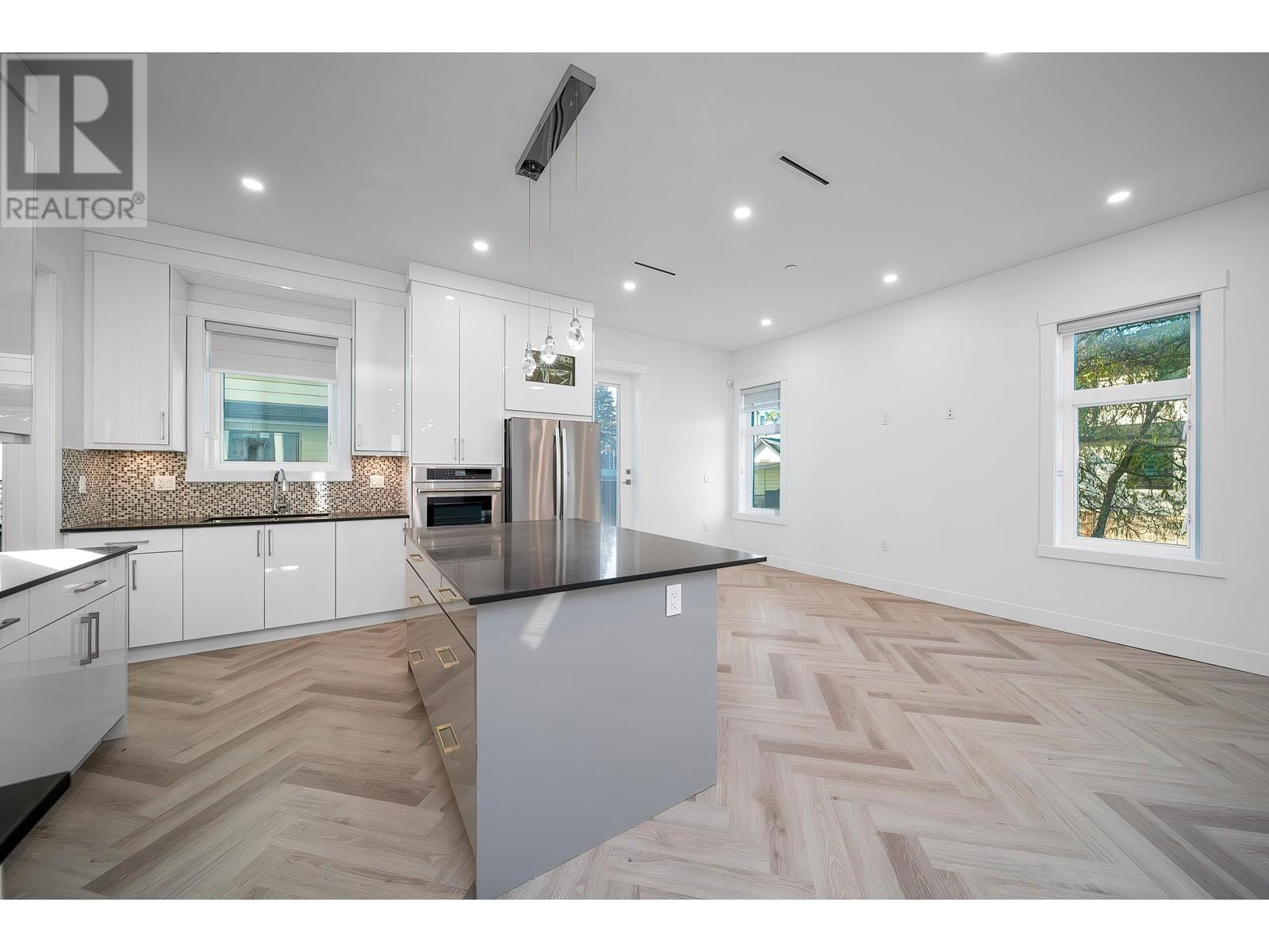 Listing Picture 11 of 37 : 1260 E 54TH AVENUE, Vancouver / 溫哥華 - 魯藝地產 Yvonne Lu Group - MLS Medallion Club Member