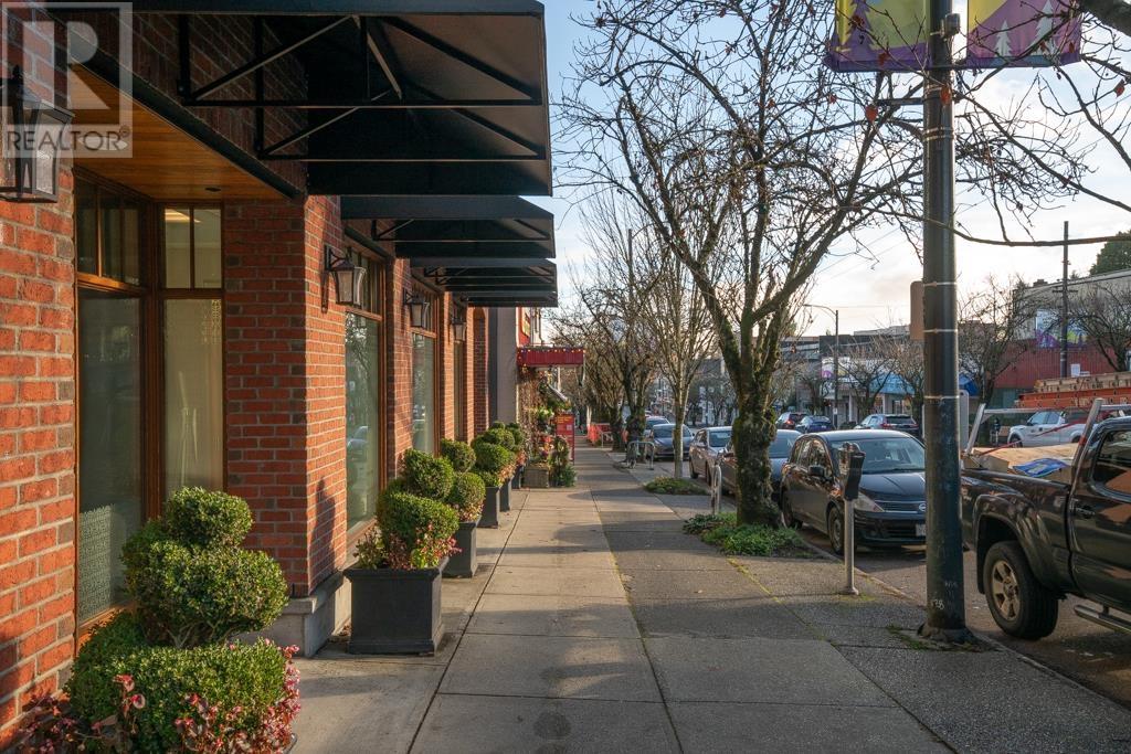 Listing Picture 2 of 27 : 304 4463 W 10TH AVENUE, Vancouver / 溫哥華 - 魯藝地產 Yvonne Lu Group - MLS Medallion Club Member