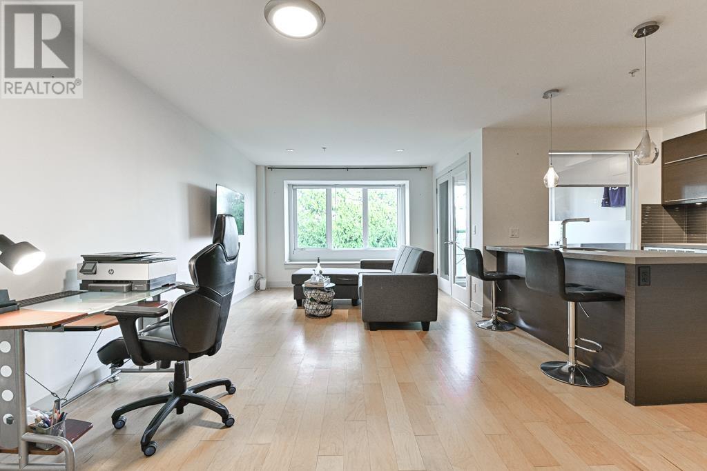 Listing Picture 12 of 27 : 304 4463 W 10TH AVENUE, Vancouver / 溫哥華 - 魯藝地產 Yvonne Lu Group - MLS Medallion Club Member