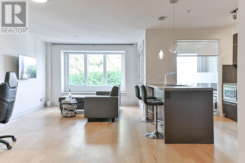 Listing Picture 3 of 27 : 304 4463 W 10TH AVENUE, Vancouver / 溫哥華 - 魯藝地產 Yvonne Lu Group - MLS Medallion Club Member