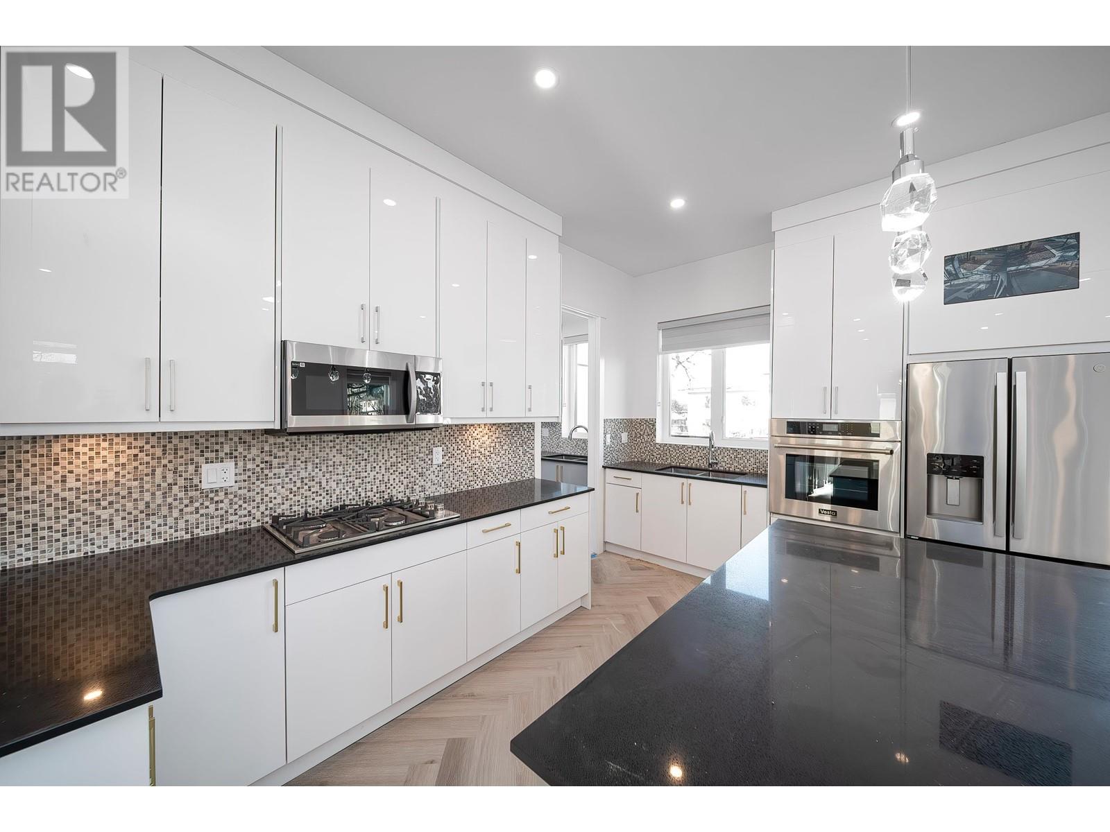 Listing Picture 12 of 40 : 7033 INVERNESS STREET, Vancouver / 溫哥華 - 魯藝地產 Yvonne Lu Group - MLS Medallion Club Member