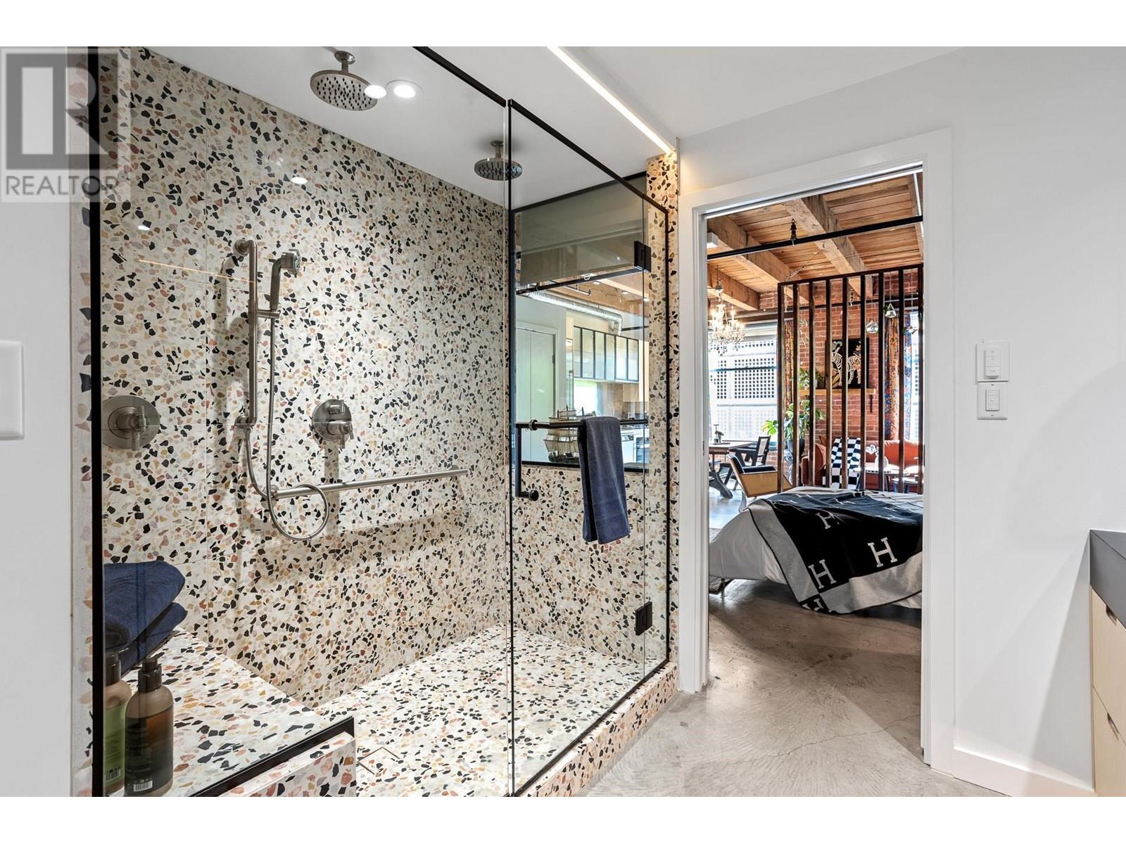 Listing Picture 23 of 31 : 310 55 E CORDOVA STREET, Vancouver / 溫哥華 - 魯藝地產 Yvonne Lu Group - MLS Medallion Club Member