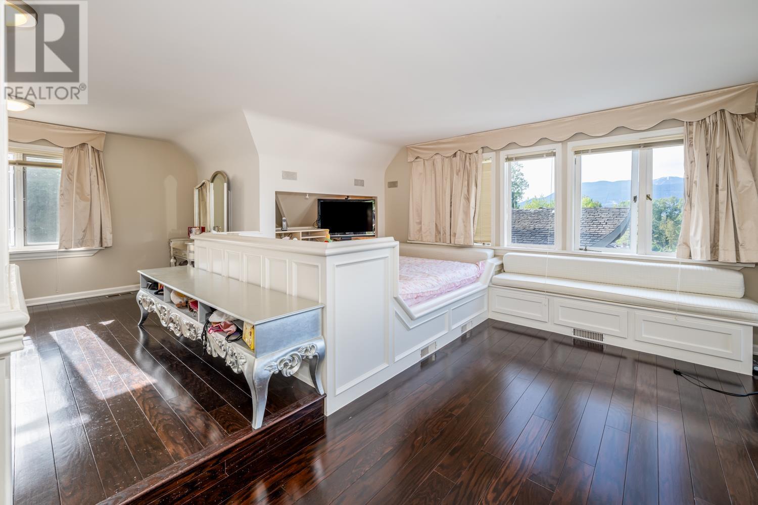 Listing Picture 8 of 37 : 4389 LOCARNO CRESCENT, Vancouver / 溫哥華 - 魯藝地產 Yvonne Lu Group - MLS Medallion Club Member