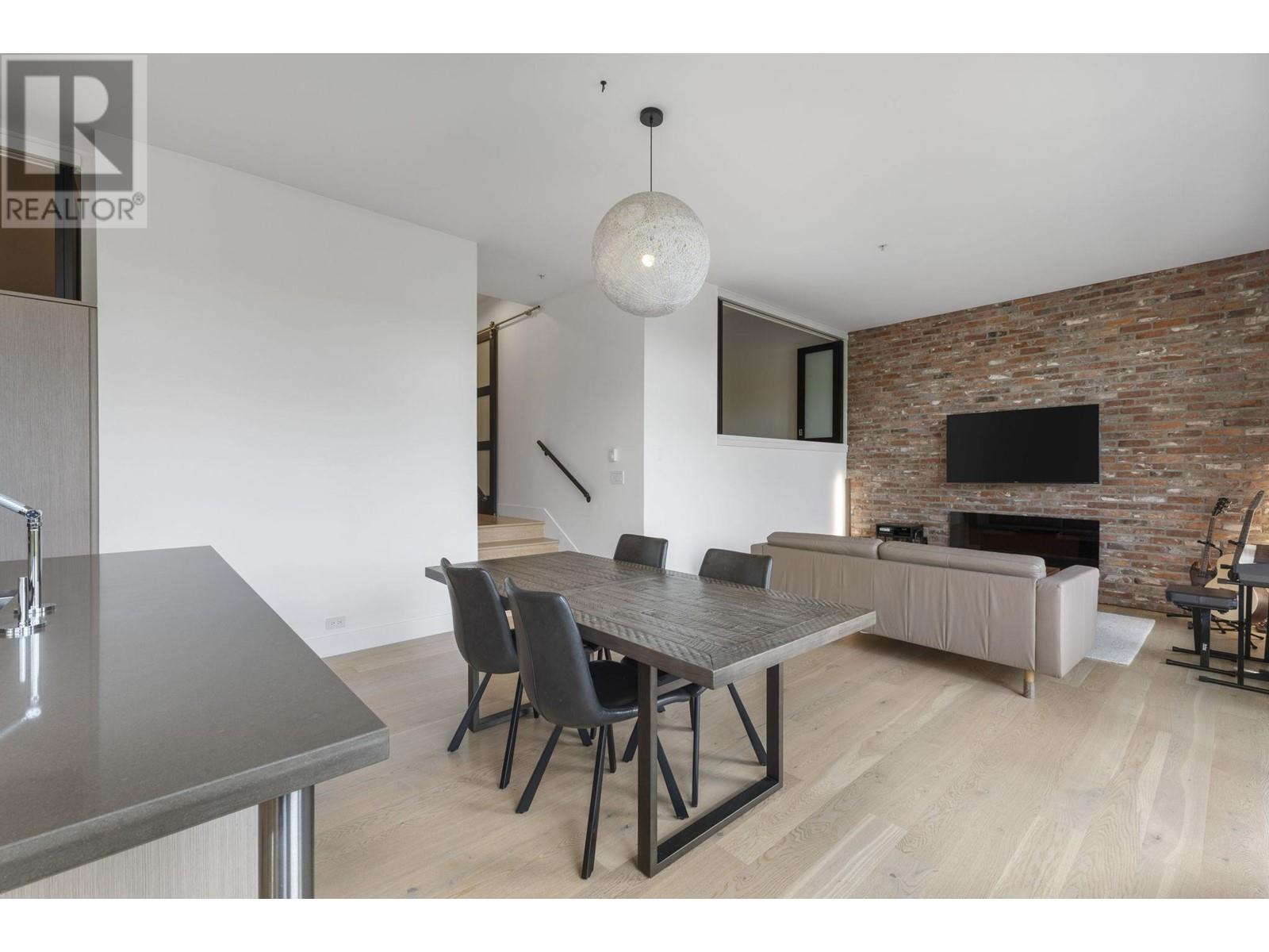 302 220 SALTER STREET