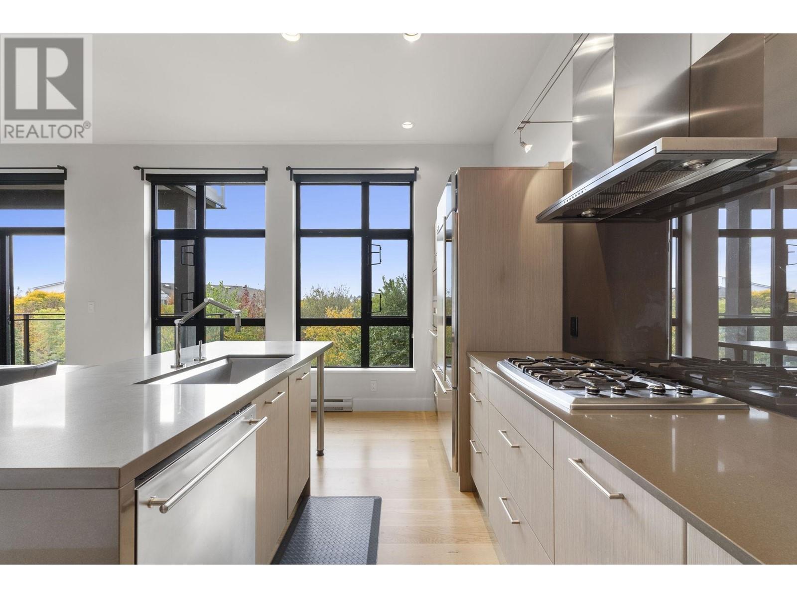 302 220 SALTER STREET