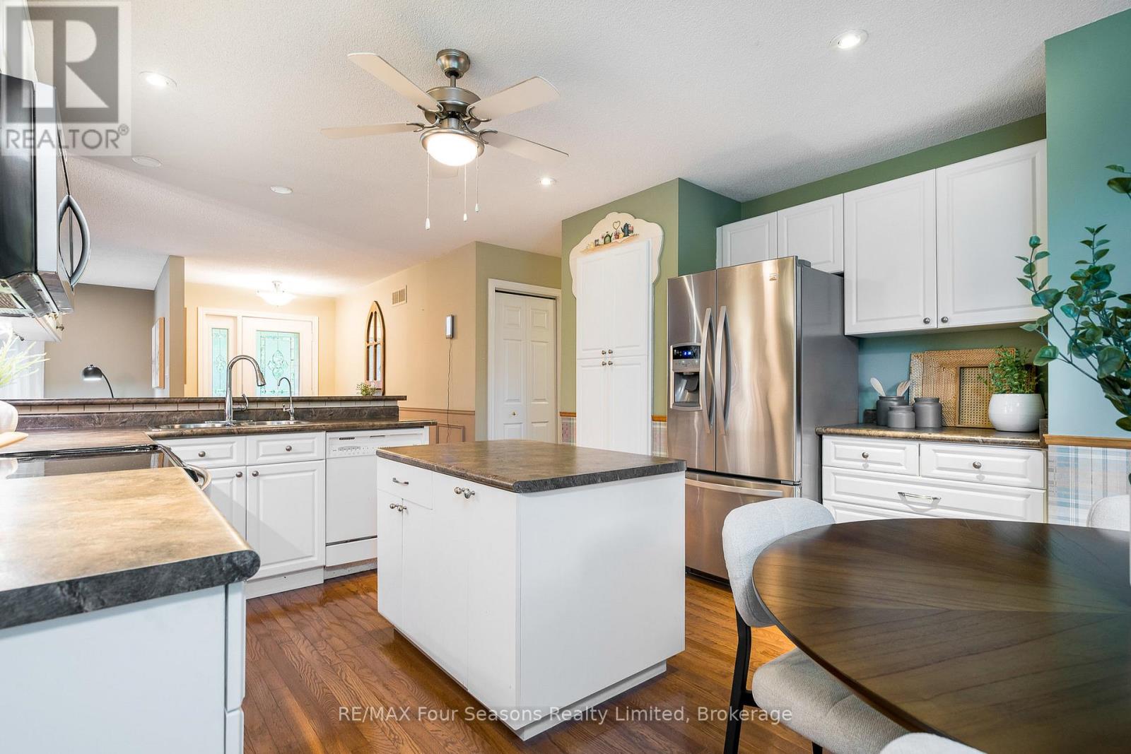 84 Wasaga Sands Drive, Wasaga Beach, Ontario  L9Z 1J2 - Photo 4 - S11884153