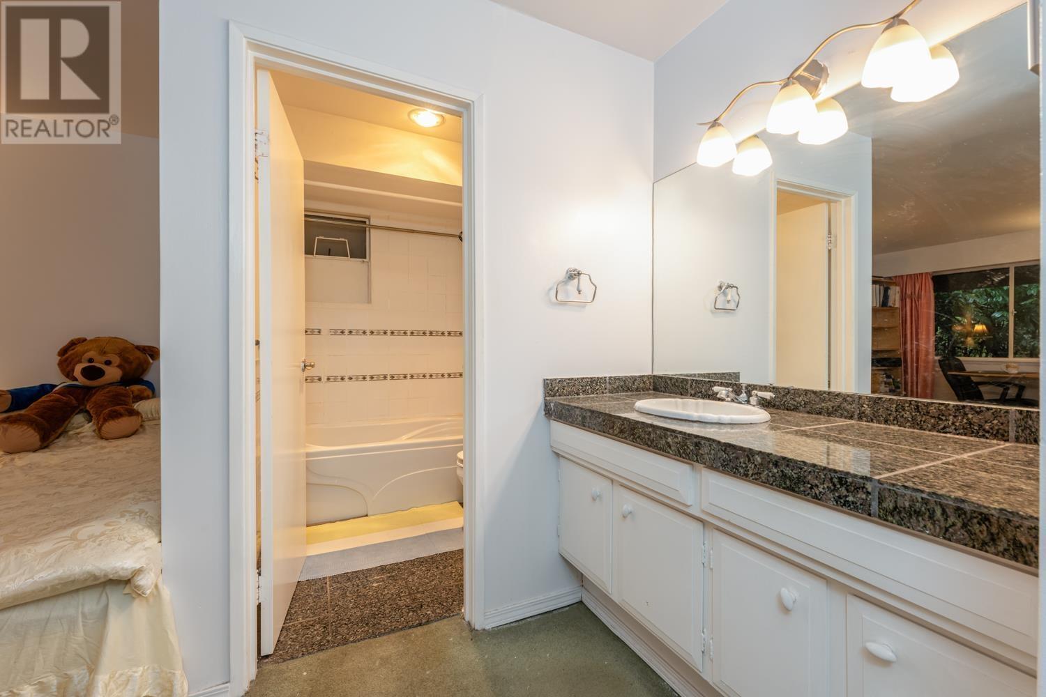 312 235 Keith Road, West Vancouver, British Columbia  V7T 1L5 - Photo 5 - R2948267