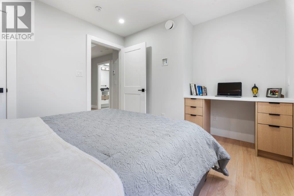 Listing Picture 17 of 31 : 2560 DUNDAS STREET, Vancouver / 溫哥華 - 魯藝地產 Yvonne Lu Group - MLS Medallion Club Member