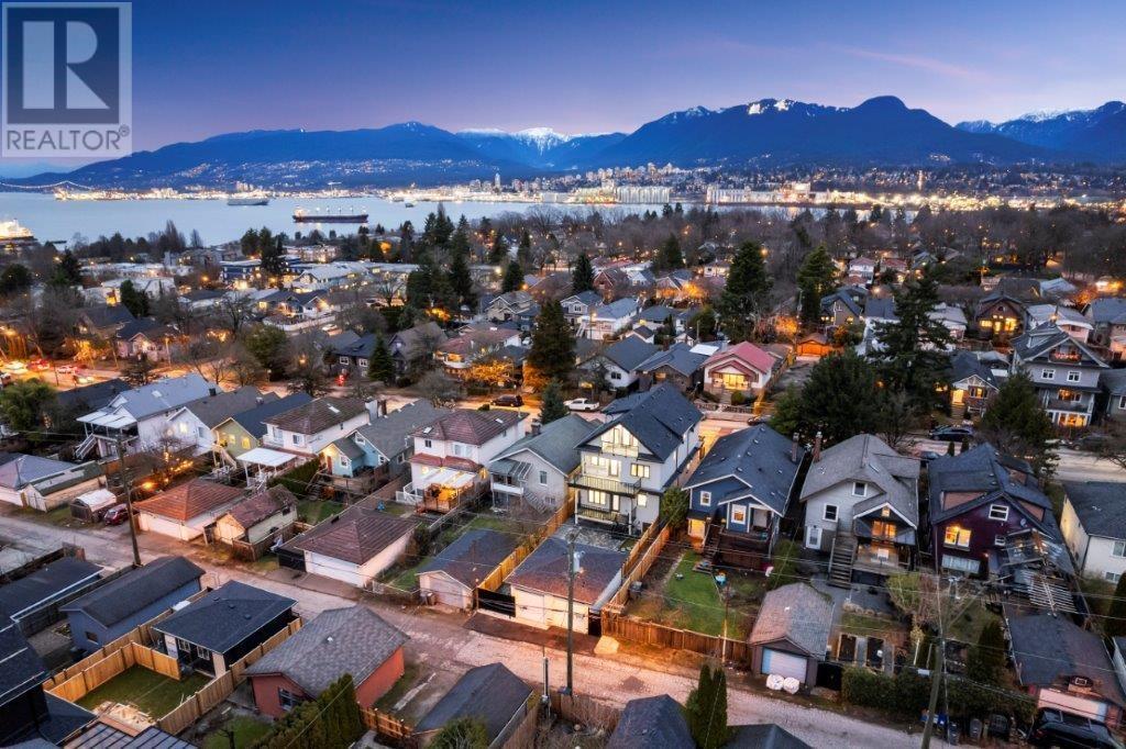 Listing Picture 2 of 31 : 2560 DUNDAS STREET, Vancouver / 溫哥華 - 魯藝地產 Yvonne Lu Group - MLS Medallion Club Member