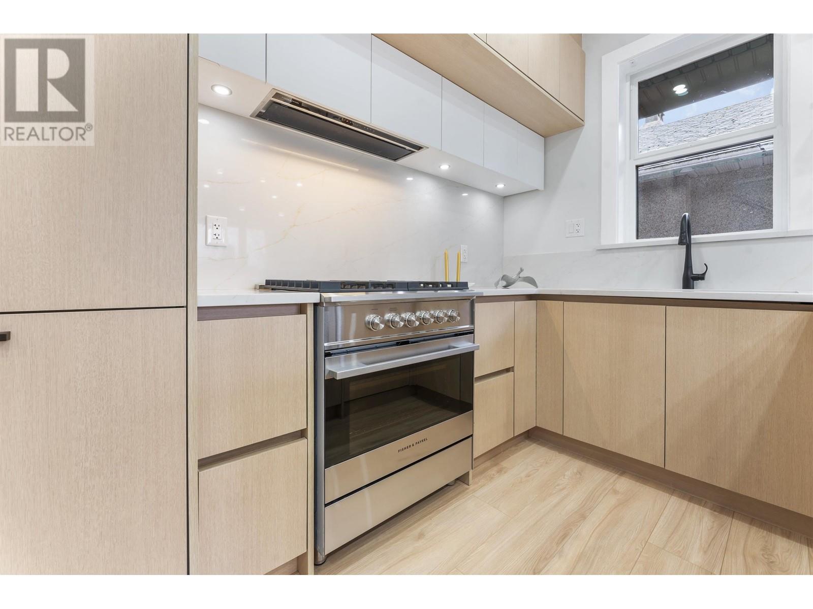 Listing Picture 9 of 31 : 2560 DUNDAS STREET, Vancouver / 溫哥華 - 魯藝地產 Yvonne Lu Group - MLS Medallion Club Member