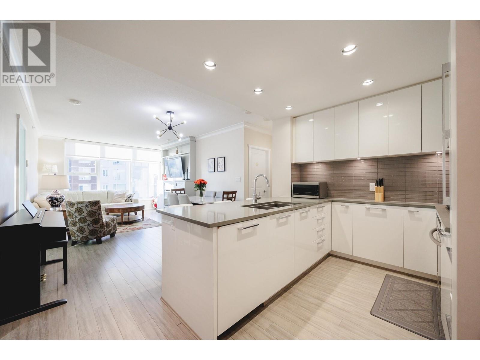 2205 3102 Windsor Gate, Coquitlam, British Columbia  V3B 0J3 - Photo 3 - R2949251
