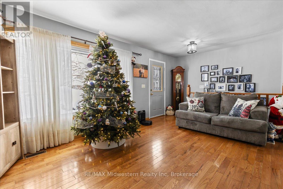 135 Queen Street, North Perth, Ontario  N0G 1B0 - Photo 11 - X11884959