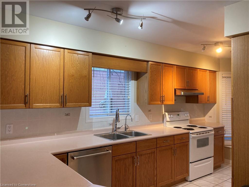 618 Millcroft Place, Waterloo, Ontario  N2T 2M2 - Photo 5 - 40683850