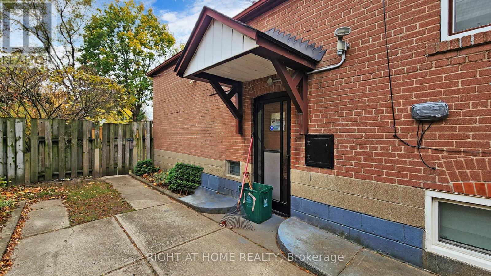 17 Bisset Avenue, Toronto, Ontario  M8W 2S9 - Photo 2 - W10426012