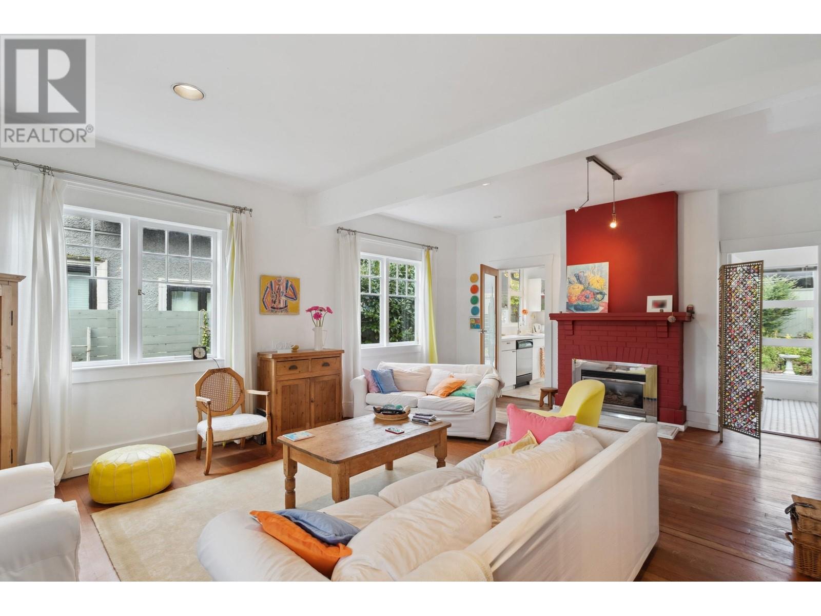 2433 Mathers Avenue, West Vancouver, British Columbia V7V 2H9 - Photo 2 - R2949449