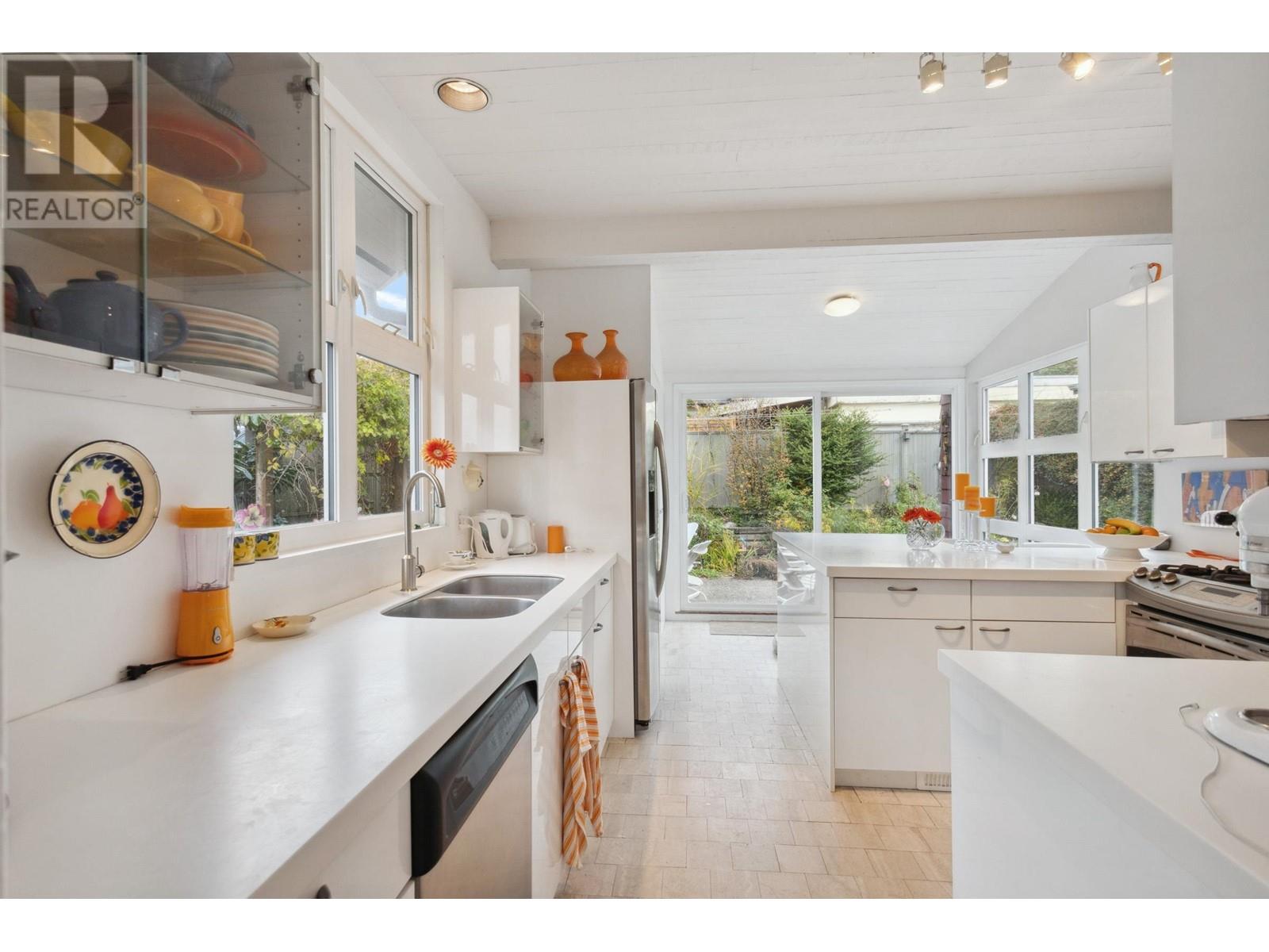 2433 Mathers Avenue, West Vancouver, British Columbia V7V 2H9 - Photo 6 - R2949449