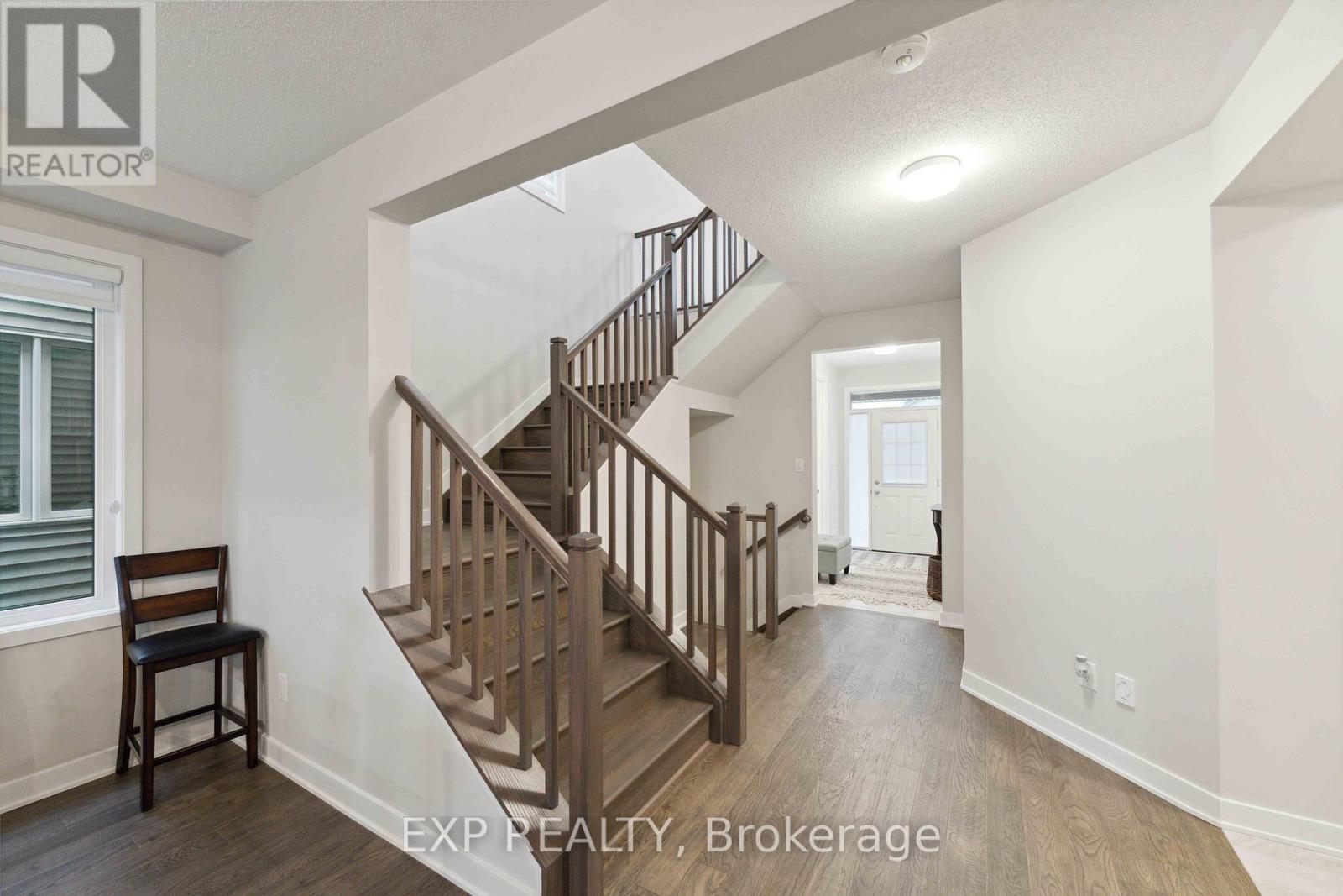 Property at 1053 SHOWMAN STREET S image 4