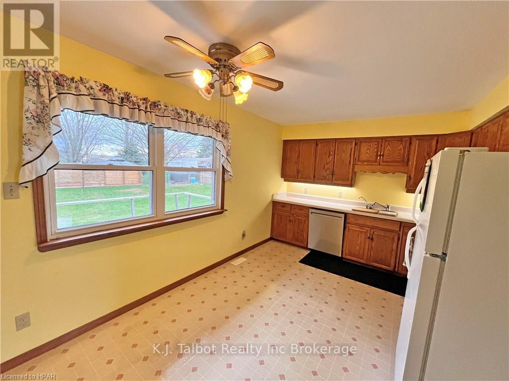 8 Stanley Street, Central Huron, Ontario  N7A 3X8 - Photo 13 - X11880175